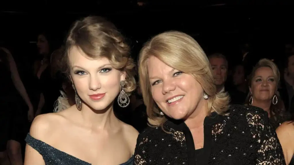 Taylor Swift with her mother Andrea Swift